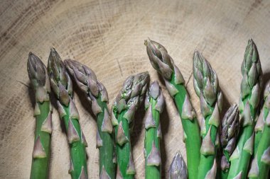 Ahşap arka planda organik kuşkonmaz sebzeleri, yakın çekim, bakış açısının üstünde.
