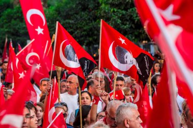 19 Mayıs 2019 'da Adana' da vatandaşlarla Atatürk, Gençlik ve Spor Günü 'nde Türk bayrakları