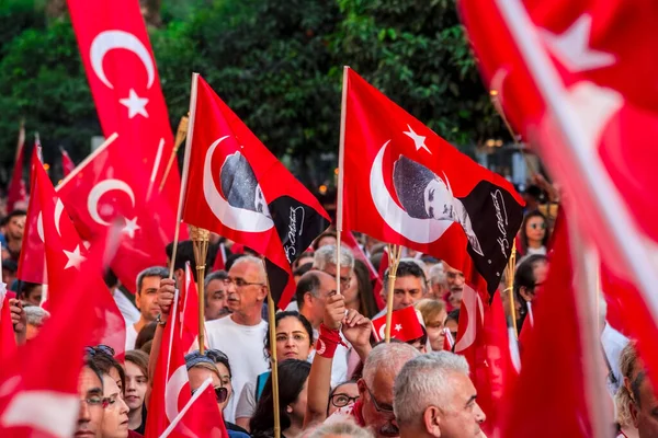 19 Mayıs 2019 'da Adana' da vatandaşlarla Atatürk, Gençlik ve Spor Günü 'nde Türk bayrakları