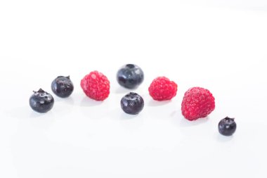 Beyaz arka planda taze orman meyveleri, yakın çekim, izole edilmiş