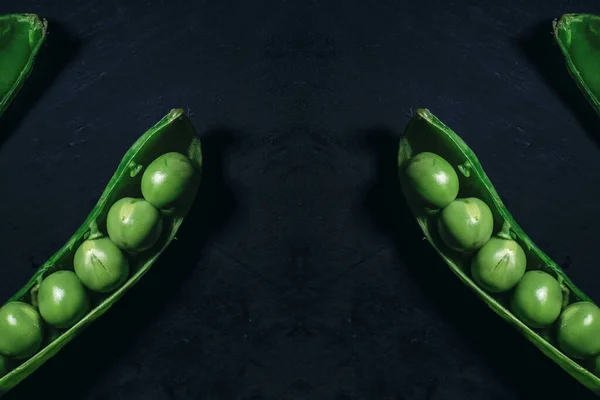 Fresh Peas Pea Pod Wooden Black Background Mirror Effect Isolated — Stock Photo, Image
