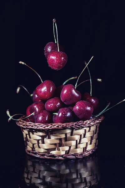 Double Lévitation Tige Cerise Avec Panier Cerises Fraîches Sur Fond — Photo