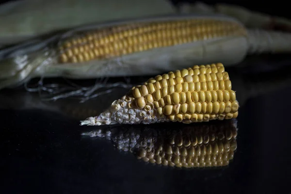 Organiczna Półkukurydza Frędzlami Kukurydzianymi Czarnym Szklanym Stole Zbliżenie Makro Fotografia — Zdjęcie stockowe