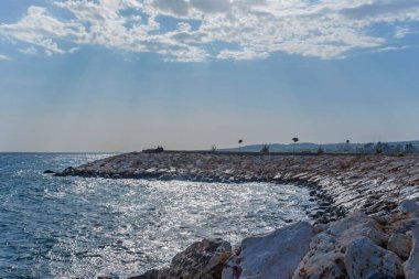 Güzel mavi gökyüzü, kayalık deniz kenarındaki bulutlar, açık hava fotoğrafçılığı.