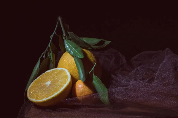 Siyah arka planda organik portakal ve limon, natürmort.