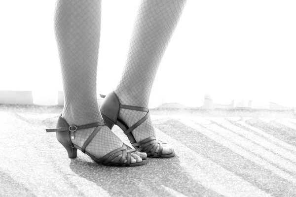 Ноги Молодого Танцора Сальсы Полу Крупным Планом Черно Белая Фотография — стоковое фото