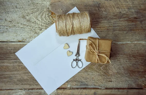 Hilados Tijeras Papel Sobre Mesa Madera — Foto de Stock