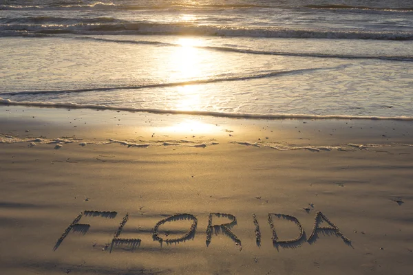 Флорида написана на песчаном пляже — стоковое фото