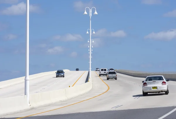 Pont routier en béton avec véhicules — Photo