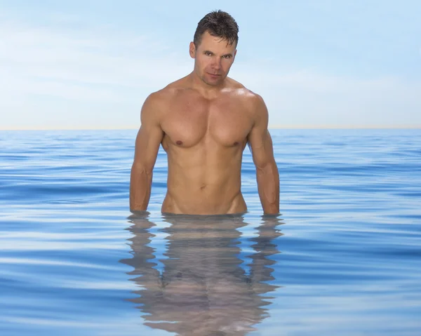 Sexy muscolare uomo in piedi in oceano — Foto Stock