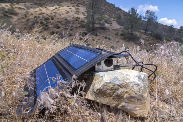 太阳能充电器 Gopro 相机 — 图库照片