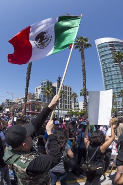 Meksika bayrağı sallayarak Anti-Trump protesto
