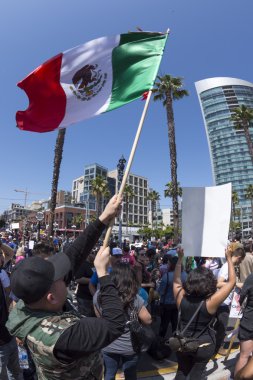 Meksika bayrağı sallayarak Anti-Trump protesto