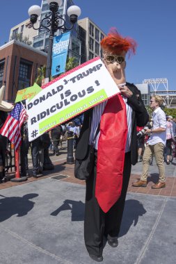 Protestocu elbiseler Donal Trump gibi