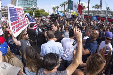 Trump protestocular medya çılgınlık