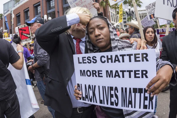 Anty-Trump protestujących z Black Lives Matter znak — Zdjęcie stockowe
