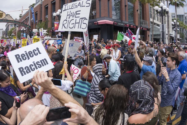 Manifestanti alla manifestazione anti-Trump a San Diego — Foto Stock