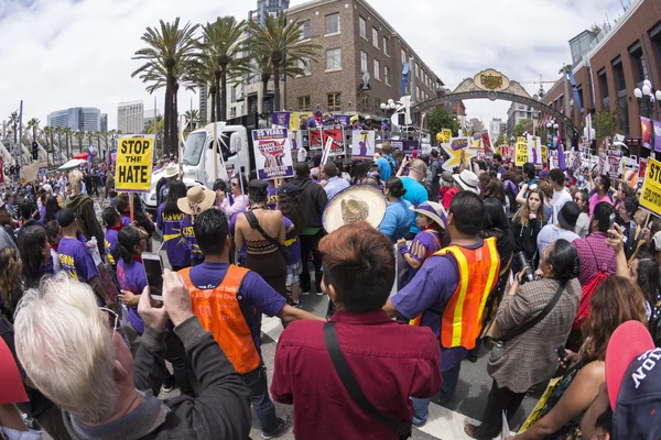 Grande folla di manifestanti anti-Trump — Foto Stock