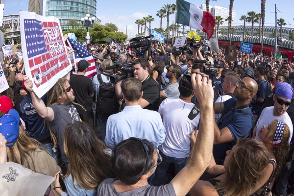 Frenesí mediático con manifestantes de Trump —  Fotos de Stock