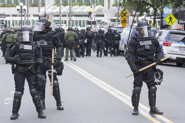 Çevik kuvvet polisi tetikte