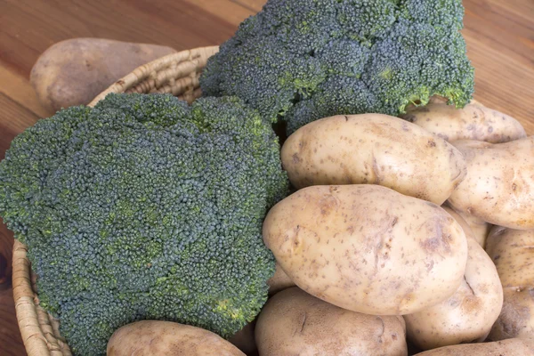 Košík s brambory a brokolicí — Stock fotografie