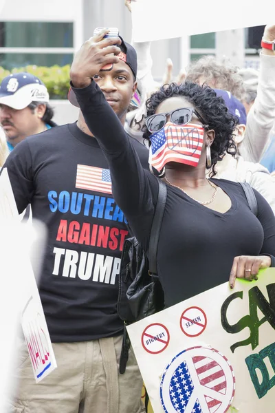 Selfie Anti-Trump mitingde
