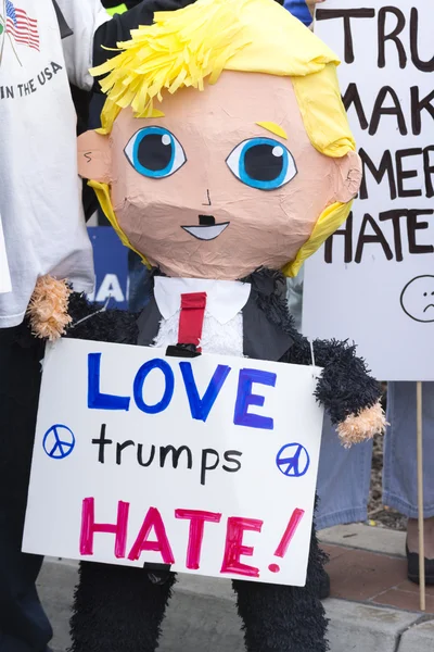 Donald Trump pinata vid protest — Stockfoto