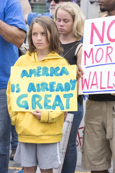 Genç anit-Trump protestocu