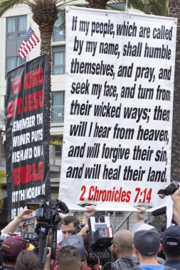 Hıristiyan protestocu Trump protesto katılır