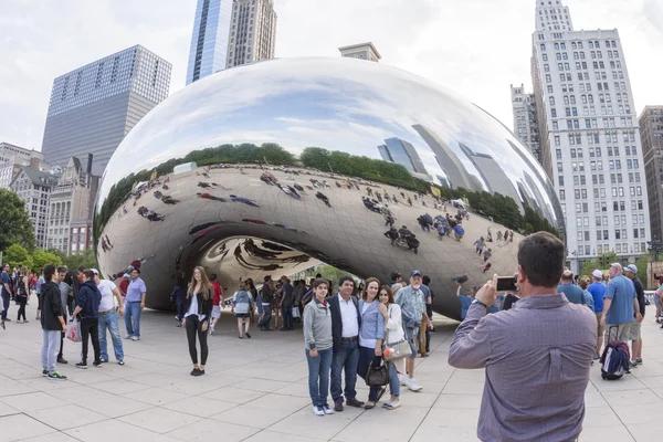 Los turistas acuden a "The Bean" en Chicago —  Fotos de Stock