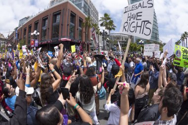 San Diego'da büyük anti-Trump ralli