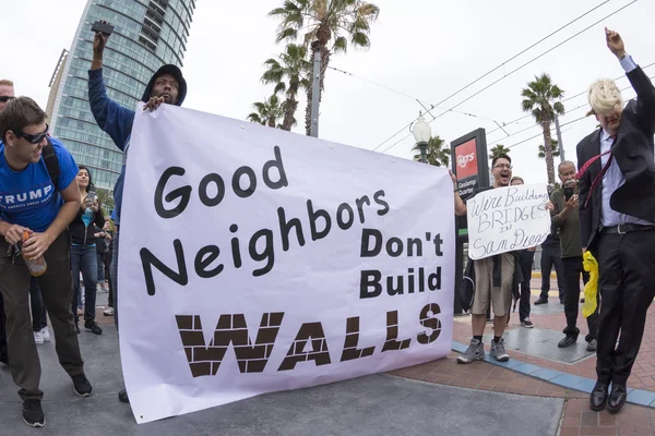 Manifestanti anti-Trump contro il muro — Foto Stock