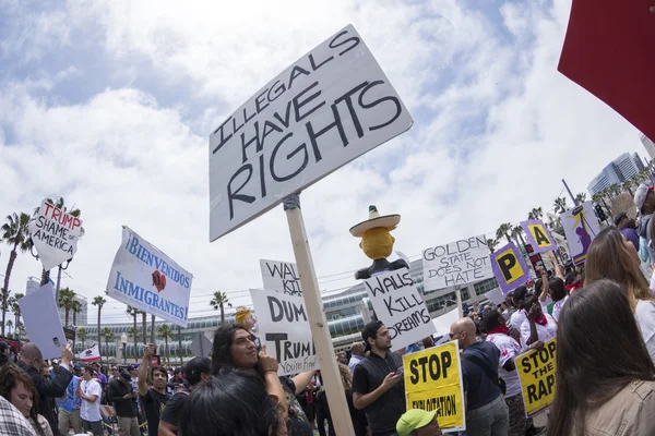 Illegalen hebben rechten ondertekenen bij protest — Stockfoto