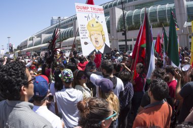 Protestocular Trump San Diego'da dökümü için bir araya