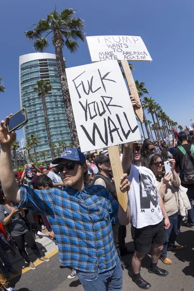 Blanco americano contra el muro de Trump —  Fotos de Stock