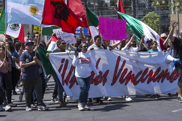 Marcia ispanica contro Donald Trump — Foto Stock