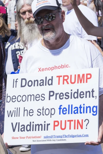 Man med anti Trump tecken på protest — Stockfoto