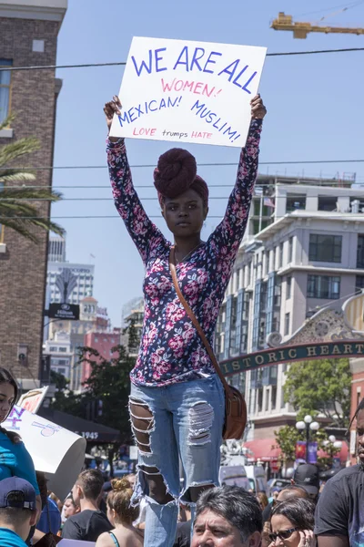 Donna afro-americana con segno di protesta — Foto Stock