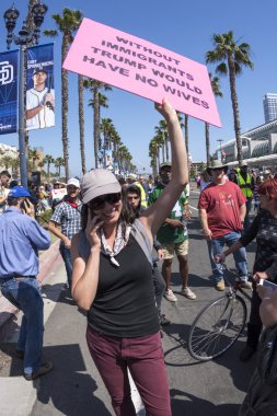 Kadın Anti-Trump işareti protesto olarak tutar.