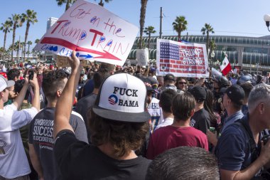 Kaba anti-Obama Trump destekçisi şapkası