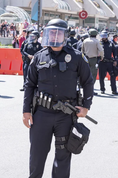 Oficial de policía antidisturbios listo para la acción —  Fotos de Stock