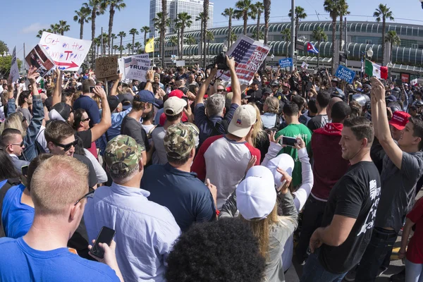 Trump supporters buiten San Diego convention center — Stockfoto