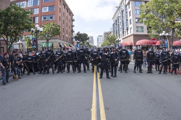 Policía antidisturbios en la Quinta Avenida en San Diego — Foto de Stock