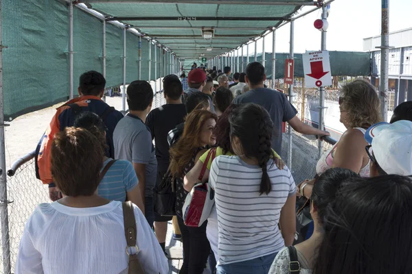 Pedwest sınır kapısı kimden Meksika ABD uzun satırında.