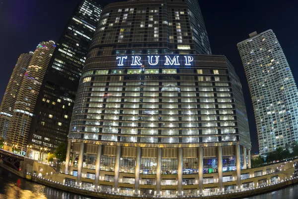 Trump Tower Chicago ojo de pez por la noche —  Fotos de Stock