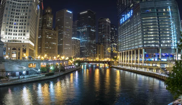 Río Chicago panorámica por la noche —  Fotos de Stock