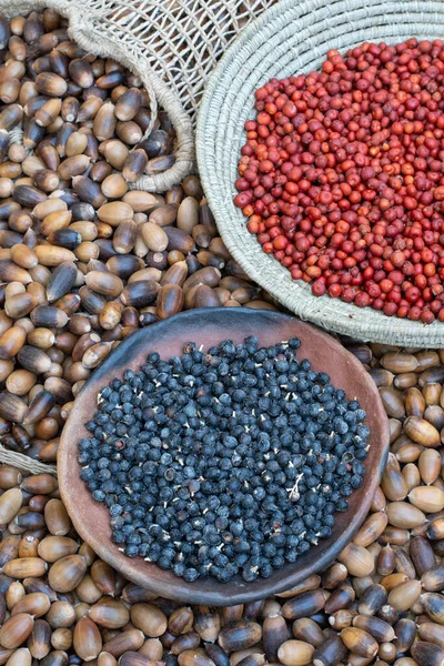 Abundante Cosecha Bellotas Silvestres Bayas Manzanita Frutos Palma Abanico Canasta — Foto de Stock