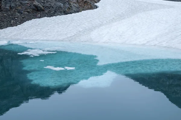 Prateleira de gelo na piscina glacial — Fotografia de Stock