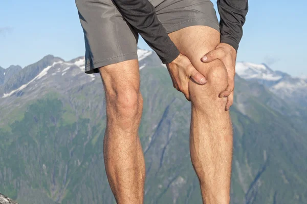 Бегун с болью в колене — стоковое фото