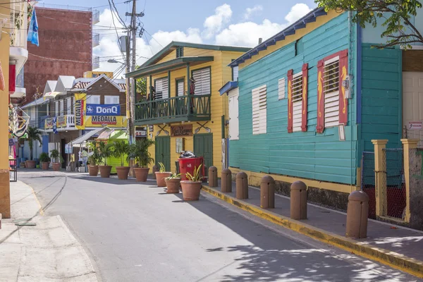 Barevné budovy na ulici ve městě boqueron, puerto rico — Stock fotografie